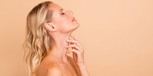 Peau du cou qui pend : 6 astuces pour la raffermir