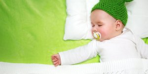 Bebe dort beaucoup : un signe de deshydratation ?