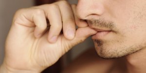 13 signes qui revelent l-attitude d-un homme sous la couette