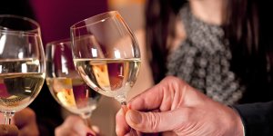 Boire un verre d’alcool limiterait les risques de troubles de la vue