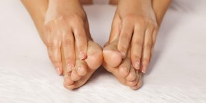 Chaleur et pieds gonfles : un massage pour les soulager