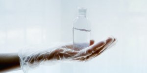 Gel hydroalcoolique : quelques gouttes suffisent a causer de graves lesions oculaires