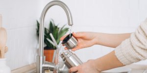 Voici pourquoi il est important de nettoyer votre gourde tous les jours