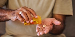 Attention a la surconsommation de medicaments, tres frequente chez les personnes agees