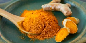 Comment blanchir ses dents naturellement avec du curcuma ?