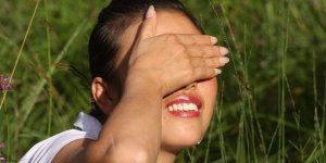 Mal aux yeux en regardant la lumiere : les causes