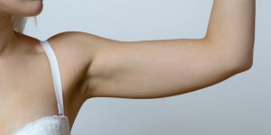 Peau des bras qui pend : 6 erreurs fatales