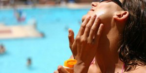 Coup de soleil au visage et vertiges : quels risques ?