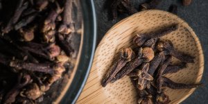 Dent et clou de girofle : la posologie pour calmer un abces dentaire