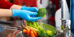 Fruits et legumes : les maladies que vous risquez si vous les lavez mal