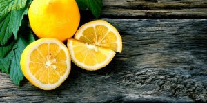 Aphte a la gencive : un bain de bouche au citron