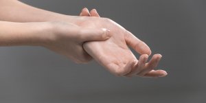 Peau seche et bouton sur le bras : les solutions