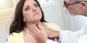 Gorge qui gratte et toux grasse : un signe d-allergie ?
