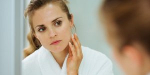 Taches brunes sur le visage : que faire ?