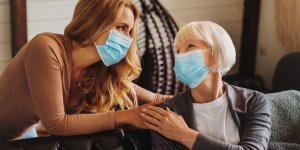 Covid-19 : mes parents sont vaccines mais pas moi, puis-je leur rendre visite ?