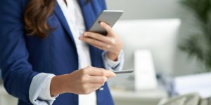 Arnaques telephoniques : tomber dans le panneau, un signe precoce de demence ?