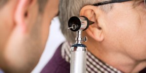 Deboucher une oreille : quand consulter un ORL ?