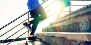 Monter 4 etages d’un coup : le test qui predirait votre risque de mourir d’un infarctus ou d’un cancer