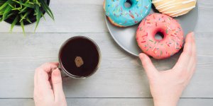 Pourquoi vous ne devriez pas boire de l’eau en mangeant des sucreries