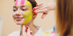 Peut-on vraiment faire disparaitre ses rides grace au face-taping ?