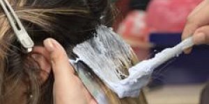 Une nouvelle coloration qui fait perdre ses cheveux