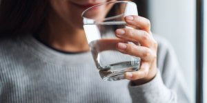 Combien de verres faut-il boire chaque jour ? Une etude brise le mythe
