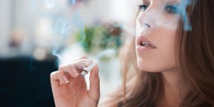 Taches de tabac sur les dents : quelles solutions ?