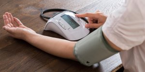 Tensiometre bras ou poignet : lequel choisir ?