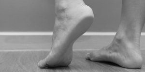 Douleur sous le pied en marchant : quelles solutions ?