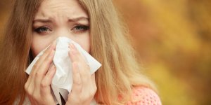 Sinusite et œil gonfle : c-est normal ?