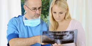 Dechaussement des dents : la chirurgie comme solution
