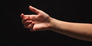 Corps qui tremble : les causes et ce qui doit vous inquieter