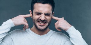 Oreille bouchee : quel medecin consulter ?
