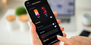 Mode sombre sur son telephone : est-il bon ou mauvais pour vos yeux a long terme ?