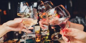 Alcool : 3 erreurs a ne pas faire lorsqu’on boit apres 50 ans 