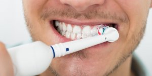  Voici la seule bonne facon d-utiliser votre brosse a dents electrique !