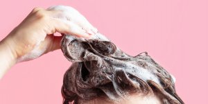 Cheveux : combien de fois par semaine est-il recommande de les laver ?