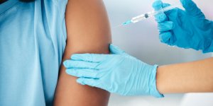 Bronchiolite : le vaccin pour les plus de 60 ans sera rembourse « a l’automne »