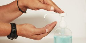 Solutions hydro-alcooliques : de plus en plus responsables d’infections nosocomiales