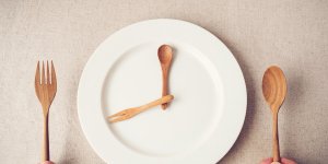 Maladie d’Alzheimer : le jeune intermittent, efficace pour soulager des symptomes ? 