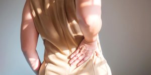 Douleurs en bas du dos : qui consulter ?