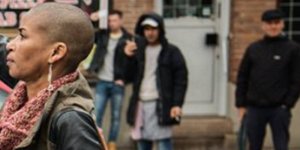 Le point leve face a des neonazis, elle incarne le symbole de l-antiracisme (photo)
