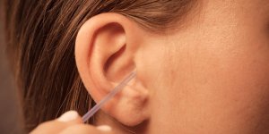 Oreille bouchee : un facteur de surdite ?