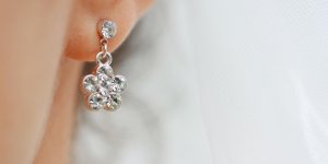 Irritation a l-oreille : reconnaitre une allergie aux boucles d-oreilles fantaisie
