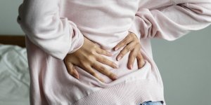 Mal de dos chronique : un risque de deces accru chez les femmes ?