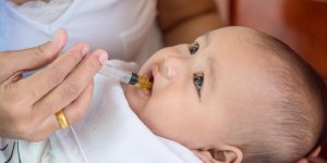 Bebe ne veut plus dormir : attention aux sirops !