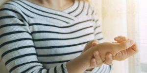 Douleur aux articulations : un symptome de la maladie de Lyme