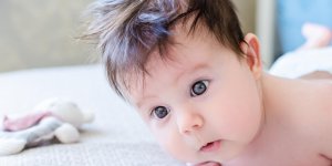 Fontanelle enfoncee : un signe de deshydratation chez bebe