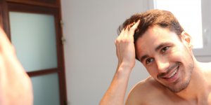 Homme : comment rajeunir son visage