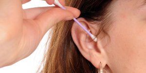 Soigner un bouchon d-oreille avec de l-eau